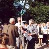 Eröffnung am 17. Juli 2001: Vereinsvorsitzender Oechßler, OB Dr. Schuster und Gartenarchitekt Prof. Luz mit dem Symbol des Grünen U