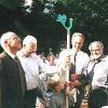 Eröffnung am 17. Juli 2001: Vereinsvorsitzender Oechßler, Prof. Schlaich, OB Dr. Schuster und Gartenarchitekt Prof. Luz mit dem Symbol des Grünen U